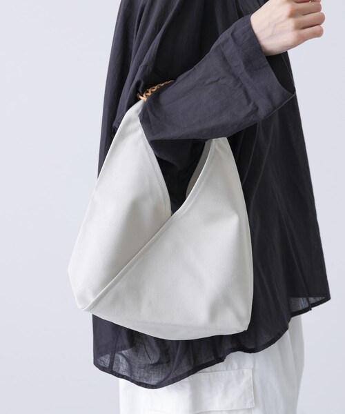 かぐれ（カグレ）の「KAMARO’AN　Woven Triangle Bag 36（ハンドバッグ・レディース・Ivory・one）」の3枚目の写真