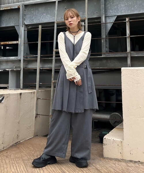 KBF（ケイビーエフ）の「プリーツスカートSETサロペット（サロペット/オーバーオール・レディース・GRAY/BEIGE・36/38）」の3枚目の写真