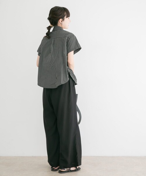 ITEMS URBANRESEARCH（アイテムズ アーバンリサーチ）の「シャーリングストライプシャツ（シャツ/ブラウス・レディース・BEG/BRN/BLK・Free）」の10枚目の写真