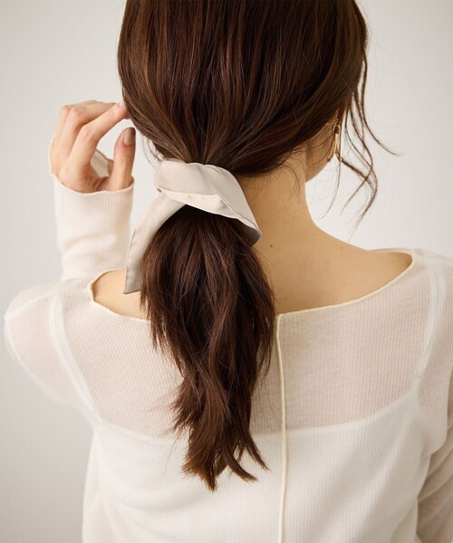 ROPE' PICNIC(ロペピクニック)の「チャーム付きサテンボリュームスクエアシュシュ(ヘアゴム・レディース・ブラック/キャメル系/ベージュ・F)」の19枚目の写真