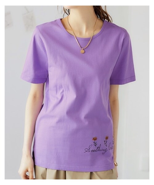 nissen（ニッセン）の「大きいサイズ 綿混プリントTシャツ（吸汗速乾）（薄手素材）（Tシャツ/カットソー・レディース・オフホワイト(ガールフォト)/黒(変形ロゴ)/ラベンダー(フラワー)/カーキ(スカーフモチーフ)/ブルーグレー(クジラ)/ピーナッツ(カレッジタイガー)/ピンク(ヤシの木)/チャコール(数字ロゴ)/黒(フォトグラフィック)/ネイビー(シンプルロゴ)・L/LL/3L/4L/5L/6L/8L/10L）」の9枚目の写真