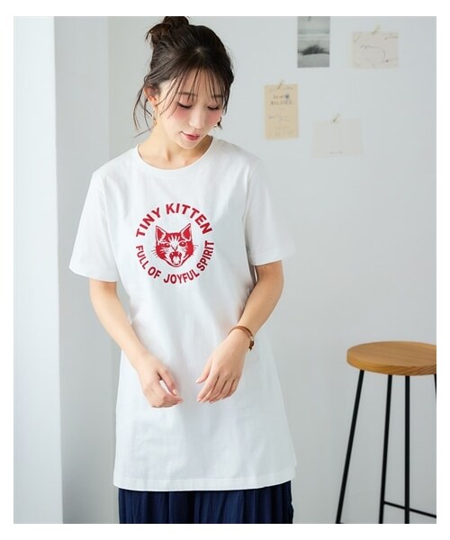 nissen（ニッセン）の「大きいサイズ　【ひんやりコットン】綿１００％ＡラインプリントチュニックＴシャツ（接触冷感・UVカット）（チュニック・レディース・黒(フォトフラワー)/ねこ:セージグリーン/くま:黒/シンプルロゴ:モカベージュ/アメカジ:ネイビー/オーシャン:ネイビー/ドーナツ:オートミール/バンダナ:カーキ/スニーカー:クリーム/フォト風景:チャコールグレー/黒(グラフィック)/オフホワイト(ネコ)/チャコール(モノクロスィーツ)/ネイビー(ハワイ)/グレージュ(ロゴ)(新色)/アイボリー(花瓶)/ミント(鳥)/ピンク(パンダ)/カーキ(サークルロゴ)・L/LL/3L/4L/5L/6L/8L/10L）」の20枚目の写真
