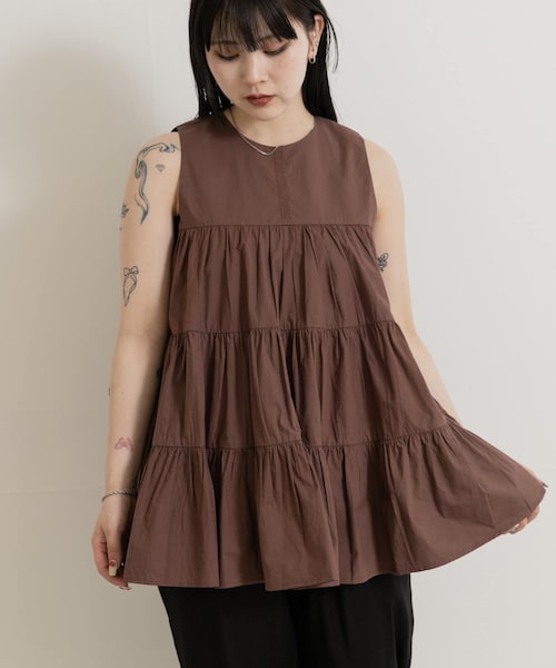 THE GOODLAND MARKET（ザグッドランドマーケット）の「FANAKA　Poplin tiered blouse（シャツ/ブラウス・レディース・024BLU/BLACK/58BRN・FREE）」の2枚目の写真