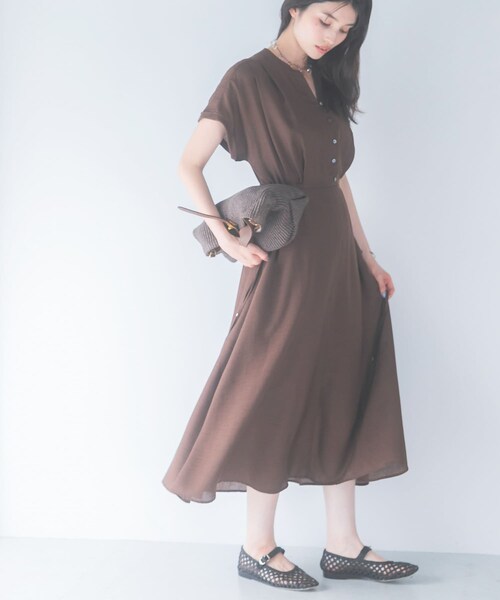 URBAN RESEARCH ROSSO（アーバンリサーチロッソ）の「ウォッシャブルセミシアー2WAYネックワンピース（ワンピース・レディース・BROWN/BLUE/BLACK・Free）」の20枚目の写真