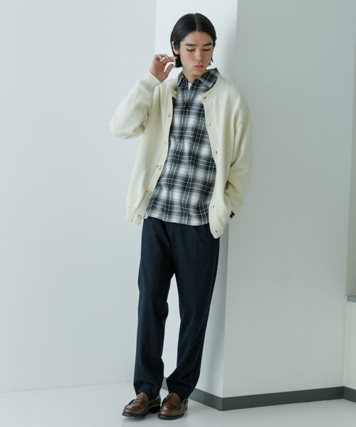 URBAN RESEARCH(アーバンリサーチ)の「『別注』RUSSELL ATHLETIC×UR CREW NECK CARDIGAN(カーディガン/ボレロ・メンズ・BLACK/IVORY・M/L)」の6枚目の写真