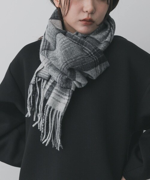 SENSE OF PLACE by URBAN RESEARCH（センスオブプレイスバイアーバンリサーチ）の「チェックフリンジストール（マフラー・レディース・BLK×GRY/BRN×BEG/RED×BRN・One）」の3枚目の写真