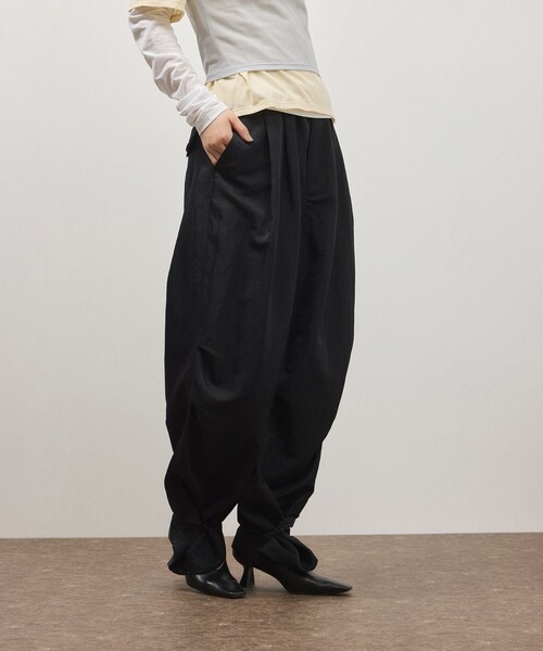 ADAM ET ROPE'（アダムエロペ）の「2WAYヘムパラシュートパンツ（その他パンツ・レディース・ブラック/オフホワイト/レッド系・36/38）」の18枚目の写真