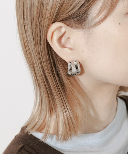 SMELLY（スメリー）の「ステンレスニュアンスワイドピアス（ピアス（両耳用）・レディース・SLV・-）」の4枚目の写真