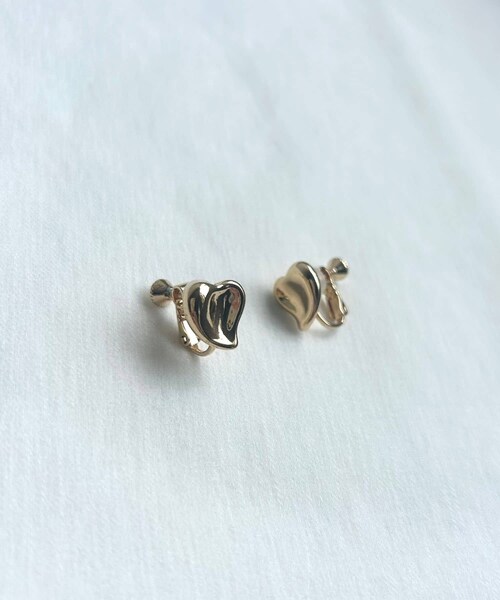 URBAN RESEARCH DOORS(アーバンリサーチドアーズ)の「ハートモチーフイヤリング(イヤリング・レディース・GOLD/SILVER・one)」の2枚目の写真