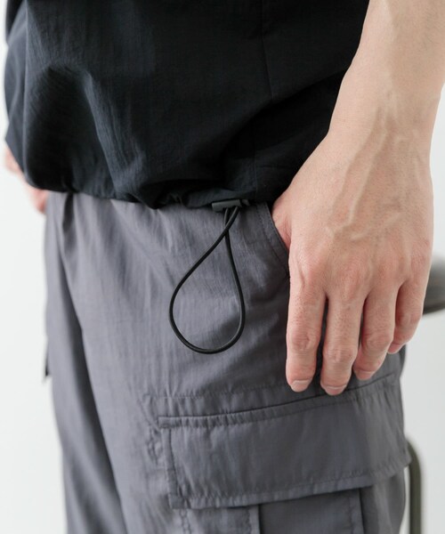 ITEMS URBANRESEARCH（アイテムズ アーバンリサーチ）の「『撥水/イージーケア/接触冷感/UVカット』タスランナイロンクルーネックドロストTシャツ（Tシャツ/カットソー・メンズ・BLK/CHA/NVY・M/L）」の8枚目の写真