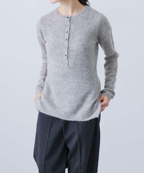 かぐれ(カグレ)の「YLEVE ALPACA KNIT HENLY NECK(ニット/セーター・レディース・FOG/OFF WHITE・1)」の3枚目の写真