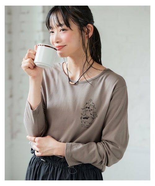 nissen（ニッセン）の「綿１００％長袖プリントTシャツ（ＵＶカット）＜大きいサイズ有＞（Tシャツ/カットソー・レディース・オフホワイト:フレンチロゴ/アイス杢:シンプルロゴ/在庫限り◆ライムイエロー:草花/在庫限り◆グレージュ:ネコロゴ/黒:ナンバーロゴ/在庫限り◆モーブピンク:雑貨ロゴ/オフホワイト:ナンバーロゴ/モカグレー:クールロゴ/黒:フレンチロゴ/アイス杢:フォトねこ/ラズベリーピンク:フレンチ/杢グレー:ネコだらけ/チャコールグレー:袖ロゴ/ボルドー:ロゴ花/ネイビー:ハート/オフホワイト:ブロックロゴ/黒:レタリングロゴ/グレイッシュブルー:ほのぼのネコ/モカベージュ:胸つむネコ/チャコール:アーチロゴ/在庫限り◆ブルーグレー:胸ネコ/在庫限り◆ダスティピンク:花/チャコール:おすわりネコ/黒:ブロックロゴ/オフホワイト:筆記ロゴ/グリーン:野花・S/M/L/LL/3L/4L/5L/6L/8L/10L）」の18枚目の写真