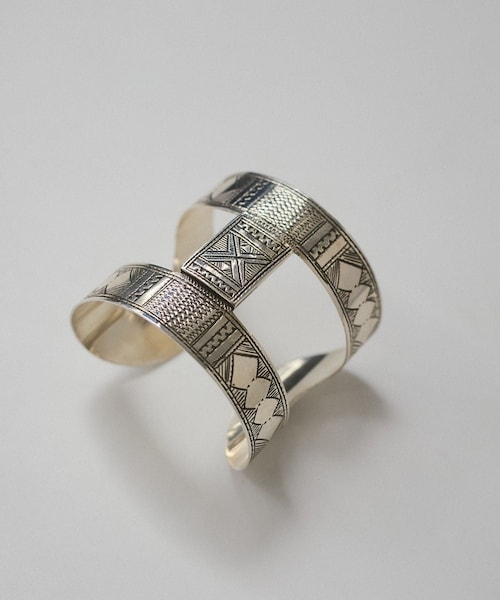 ADAM ET ROPE'（アダムエロペ）の「【J'aDoRe・店舗限定】【TUAREG（トゥアレグ）】Hバングル（ブローチ/コサージュ・レディース・シルバー・F）」の19枚目の写真