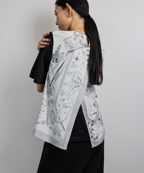 ROPE'（ロペ）の「【洗える】【YUKO SAEKI for ROPE'・コラボ】スカーフ柄プリント Aラインカットソー（Tシャツ/カットソー・レディース・ブラック/オフホワイト・F）」の2枚目の写真