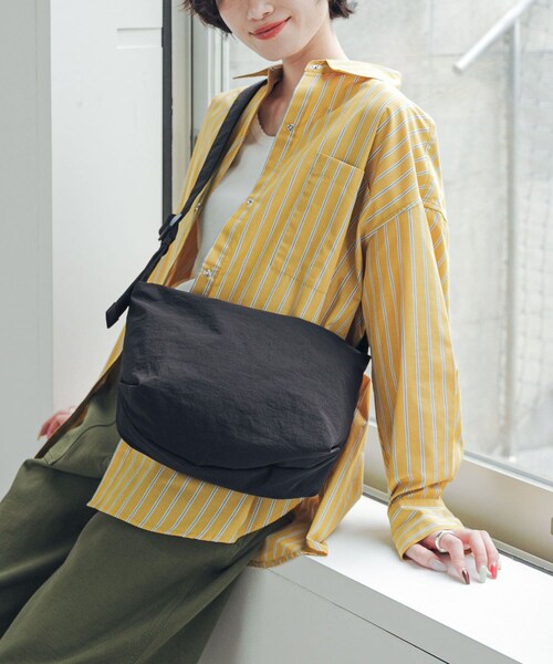 URBAN RESEARCH DOORS(アーバンリサーチドアーズ)の「ウォッシャブルミニショルダー(ショルダーバッグ・レディース・BLACK/BLUE・-)」の4枚目の写真