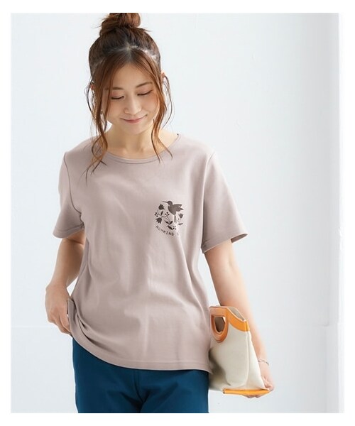 nissen（ニッセン）の「【ひんやりコットン】プリントTシャツ（綿１００％・接触冷感・UVカット）（選べる柄）＜大きいサイズ有＞（Tシャツ/カットソー・レディース・クールロゴ:オフホワイト/クールロゴ:黒/カーブロゴ:チャコールグレー/[在庫限り]カーブロゴ:アイス杢/ブロックデザインロゴ:アイス杢/ドロップ:ブロックデザインロゴ:ネイビー/[在庫限り]ハチドリ:グレージュ/[在庫限り]看板ネコ:モーブピンク/[在庫限り]看板ネコ:グレージュ/[在庫限]リラックス猫スモーキーブルー/5匹のハリネズミ:ピスタチオ/カラフルフラワーロゴ:黒/[在庫限]ハンギングフラワー:ラベンダー/[在庫限り]雑貨フラワー:ミントブルー/大人ロゴ:オフホワイト/レタリングロゴ:チャコールグレー/フレンチロゴ:グレージュ/ほのぼのネコ:ミント/ワンポイントネコ:ブルー/草花:ピンクベージュ/大人ロゴ:黒/筆記ロゴ:黒/雑貨:ダークミント/パイナップル:チャコールグレー/ラビット:ダークピンク/黒ネコ:ソフトブルー/日々ネコ:オートミール・S/M/L/LL/3L/4L/5L/6L/8L/10L）」の14枚目の写真