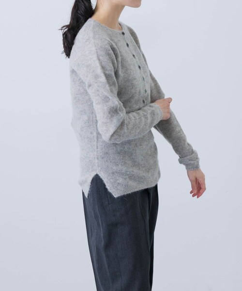 かぐれ(カグレ)の「YLEVE ALPACA KNIT HENLY NECK(ニット/セーター・レディース・FOG/OFF WHITE・1)」の9枚目の写真