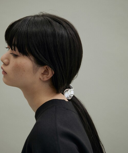 ADAM ET ROPE'(アダムエロペ)の「CORALモチーフヘアカフ(ヘアゴム・レディース・ゴールド/シルバー・F)」の1枚目の写真