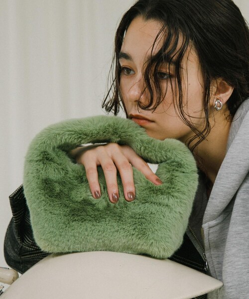 URBAN RESEARCH ROSSO（アーバンリサーチロッソ）の「LE VERNIS　Fake fur micro bag（ハンドバッグ・レディース・グリーン/ライトベージュ/パープル/ブラウン・-）」の10枚目の写真
