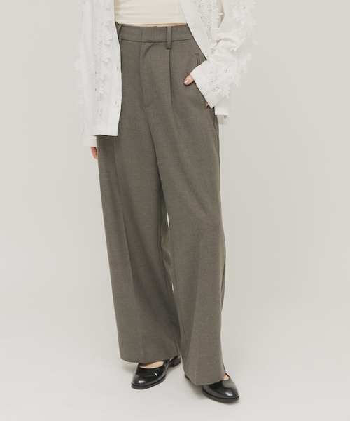 KBF（ケイビーエフ）の「ワンタックミニマルパンツ（その他パンツ・レディース・MOSS GRAY/CHARCOAL・36/38）」の2枚目の写真