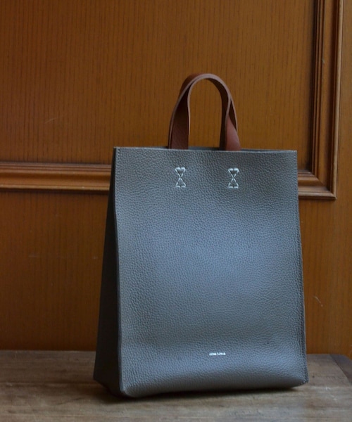 ADAM ET ROPE'（アダムエロペ）の「【HenderScheme/エンダースキーマ】paper bag big（トートバッグ・メンズ・ブラック/カーキ・F）」の16枚目の写真