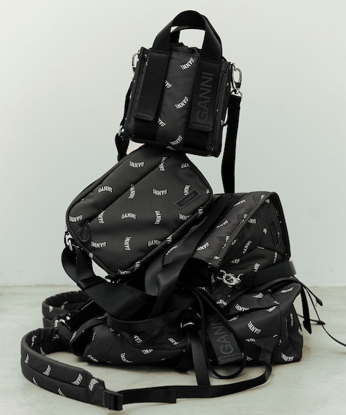 ADAM ET ROPE'(アダムエロペ)の「【GANNI for ADAM ET ROPE'】Re-Tech Logo Print Festival bag(ショルダーバッグ・レディース・ブラック・F)」の7枚目の写真