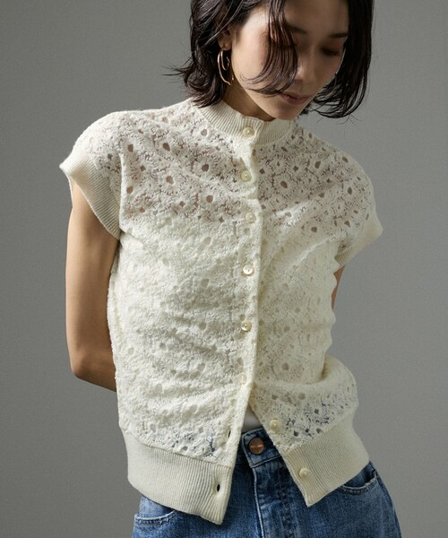 ADAM ET ROPE'(アダムエロペ)の「【J'aDoRe限定】【R&D.M.Co-OLDMAN'S TAILOR】LACE FLOWER NO SLEEVE CARDIGAN(ベスト・レディース・ブラック/ホワイト・F)」の7枚目の写真