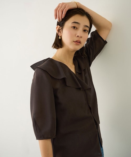 ROPE'(ロペ)の「リネンライクフリルカラーブラウス/セットアップ対応・イージーケア(シャツ/ブラウス・レディース・ベージュ/ダークブラウン・36/38)」の4枚目の写真