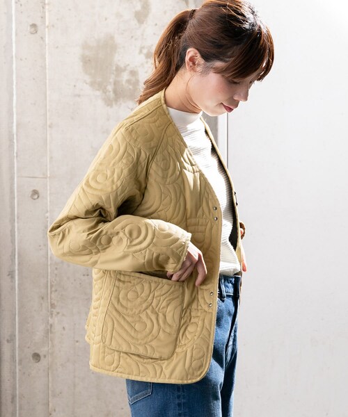 URBAN RESEARCH（アーバンリサーチ）の「MASK QUILTINGノーカラーショートジャケット∴（ノーカラージャケット・レディース・BEIGE/BLACK・1/2）」の3枚目の写真
