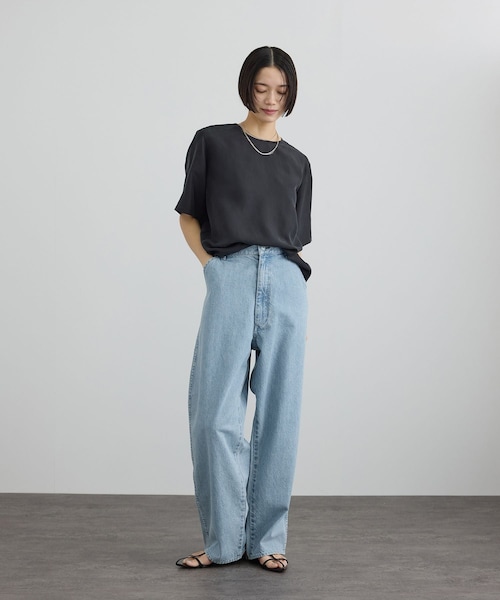 ADAM ET ROPE'(アダムエロペ)の「【KURO for SALON(クロ)】別注EASY TUCK DENIM LIGHT INDIGO / デニムパンツ(デニムパンツ・レディース・サックス・0/1)」の4枚目の写真
