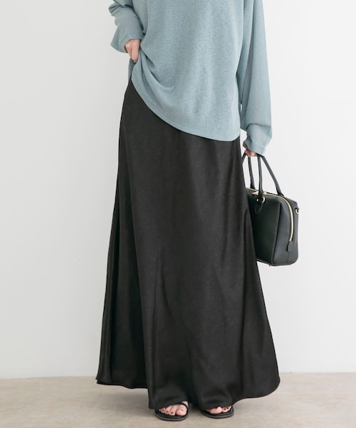 ITEMS URBANRESEARCH(アイテムズ アーバンリサーチ)の「ストレッチサテンスカート(スカート・レディース・WHT/BLK/BRN・Free)」の2枚目の写真
