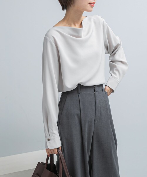 URBAN RESEARCH ROSSO（アーバンリサーチロッソ）の「トリアセテート混ドレープネックブラウス（シャツ/ブラウス・レディース・L/BEIGE/NAVY・Free）」の17枚目の写真