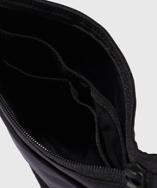 ADAM ET ROPE'(アダムエロペ)の「【MONOLITH/モノリス】SACOCHE STANDARD SS(ショルダーバッグ・メンズ・ブラック/ライトグレー・F)」の13枚目の写真