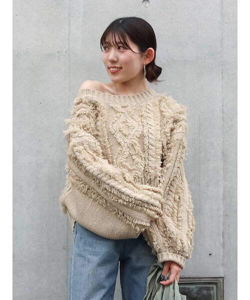 Ungrid（アングリッド）の「ワンショルフリンジケーブルショートニット（ニット/セーター・レディース・アイボリー/チャコールグレー/オレンジ/ベージュ・F）」の3枚目の写真