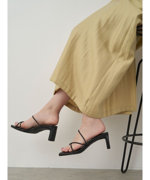 ELENDEEK（エレンディーク）の「ASYME STRAP SANDAL（サンダル・レディース・ブラック/ボルドー・37/38）」の2枚目の写真