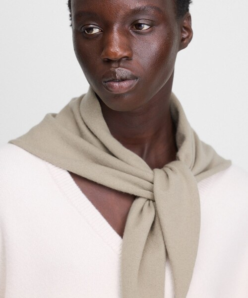 URBAN RESEARCH（アーバンリサーチ）の「Extreme Cashmere　BANDANA（バンダナ/スカーフ・レディース・DUST/CORN/GOAT/NAVY/RAVEN・-）」の4枚目の写真