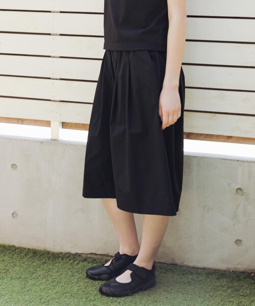 URBAN RESEARCH(アーバンリサーチ)の「『撥水/吸水速乾/UVカット』『別注』THOUSAND MILE×URBAN RESEARCH MID LENGTH TUCK PANTS(その他パンツ・レディース・BLACK・Free)」の3枚目の写真