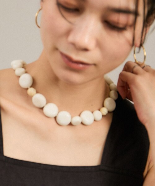 ADAM ET ROPE'(アダムエロペ)の「【Sapir Bachar(サピアバシャール)】CARVED CORAL NECKLACE(ネックレス・レディース・キナリ系・F)」の12枚目の写真