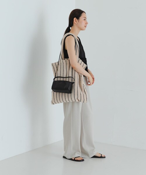URBAN RESEARCH（アーバンリサーチ）の「LEATHER SQUARE SHOULDER（ショルダーバッグ・レディース・IVORY/BLACK・-）」の14枚目の写真