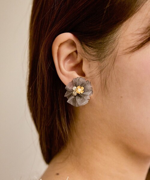 ROPE' PICNIC（ロペピクニック）の「チュールイヤリング（イヤリング・レディース・チャコール/キナリ・F）」の4枚目の写真