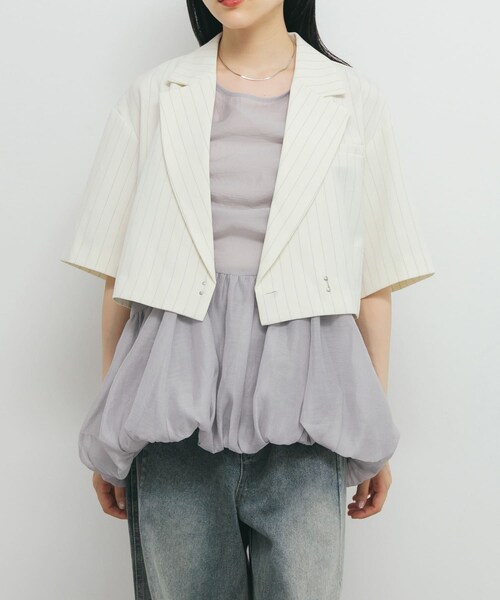 KBF（ケイビーエフ）の「ストライプショートジャケット（テーラードジャケット・レディース・IVORY/CHARCOAL・one）」の4枚目の写真
