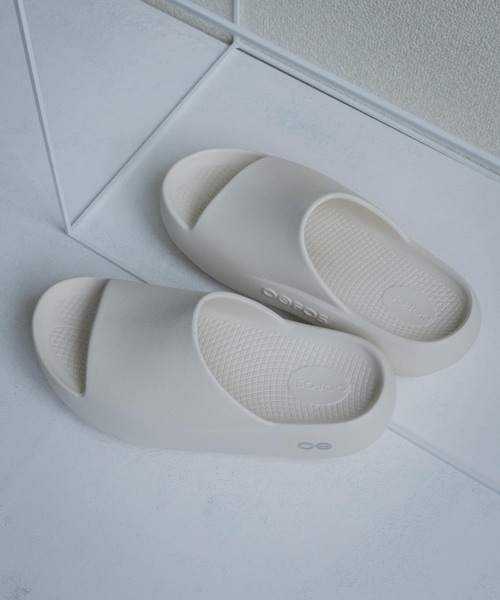 URBAN RESEARCH DOORS(アーバンリサーチドアーズ)の「OOFOS OOAHH+(サンダル・メンズ・BLACK/CHALK/MINT・26/27/28/29)」の1枚目の写真