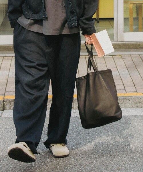 URBAN RESEARCH(アーバンリサーチ)の「AWAK TOTE-grain(トートバッグ・メンズ・BLK-B/BLK-W・One)」の1枚目の写真