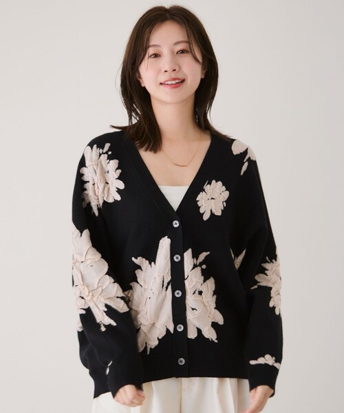 Jayro(ジャイロ)の「フラワージャガードドルマンニットカーディガン(カーディガン/ボレロ・レディース・ブラック/グレー/オフホワイト・F)」の5枚目の写真