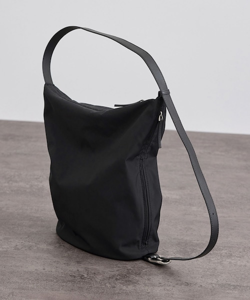 ADAM ET ROPE'(アダムエロペ)の「【WEB限定】マルチWAY撥水ボンサック(ショルダーバッグ・レディース・ブラック・F)」の3枚目の写真