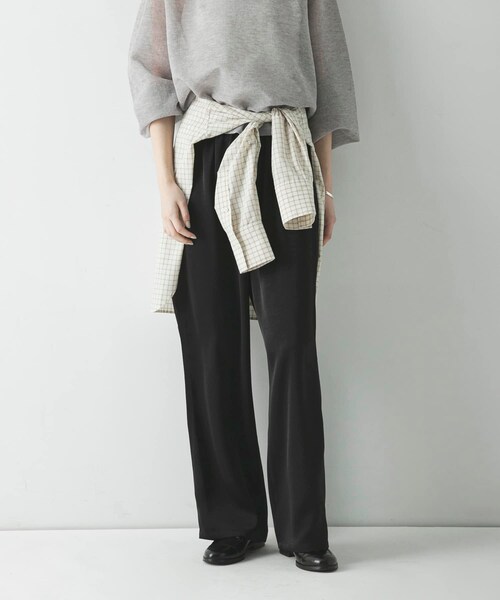 URBAN RESEARCH（アーバンリサーチ）の「サテンイージーセミフレアパンツ（その他パンツ・レディース・OFF WHITE/BLACK・36/38）」の2枚目の写真