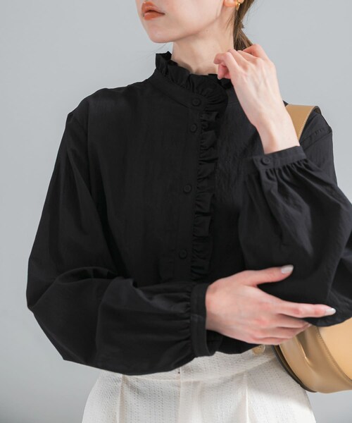 URBAN RESEARCH ROSSO（アーバンリサーチロッソ）の「『WEB限定』フリルスタンドカラーシャツ（シャツ/ブラウス・レディース・LIGHTBEIGE/BLACK/DOT・Free）」の2枚目の写真