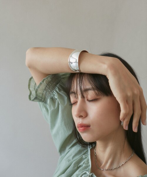 VIS（ビス）の「ニュアンスワイドメタルバングル（バングル/リストバンド・レディース・ゴールド/シルバー・F）」の6枚目の写真