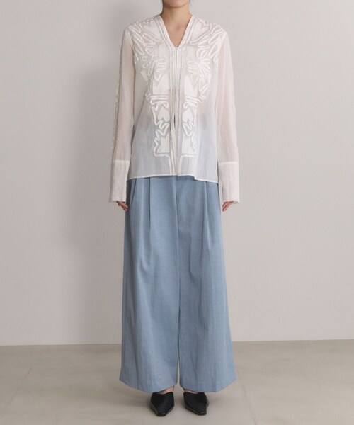 ADAM ET ROPE'(アダムエロペ)の「【EMOELLE】ステッチエンブロイダリーブラウス(シャツ/ブラウス・レディース・ホワイト/キナリ/ブラック/オフホワイト・F)」の4枚目の写真