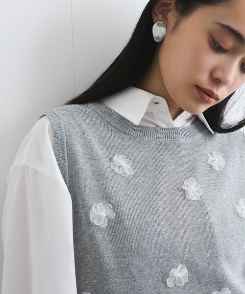 VIS（ビス）の「フラワーモチーフニットベスト（ベスト・レディース・ブラック/ライトグレー/オフホワイト・F）」の7枚目の写真
